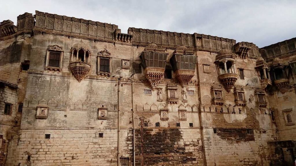 1200px Damaged Ainamahal Bhuj Kutch Gujarat 20180404115041