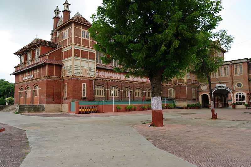 800px Vadodara Museum Vadadora Baroda India 5128947499 20190903151015