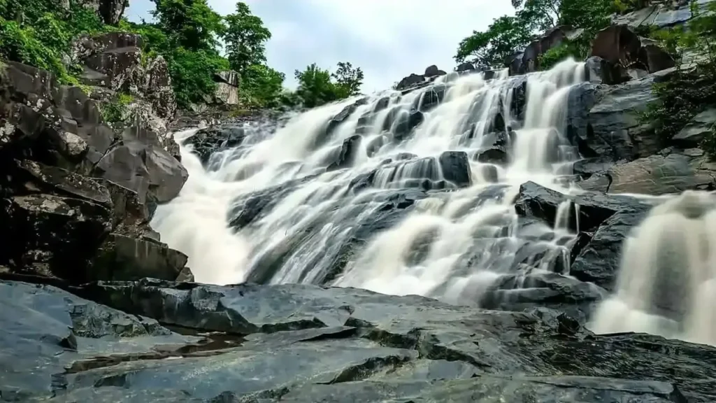 Top 5 Best Places Visiting in Kondagaon for Nature, Culture & Spirituality 2 kutulkasa waterfalls
