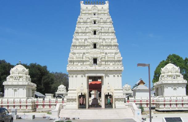 1528643125 Vemulawada Temple1