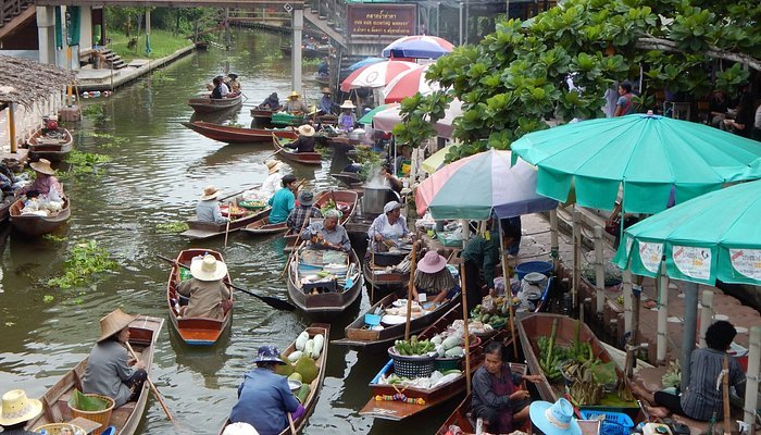 tha kha floating market