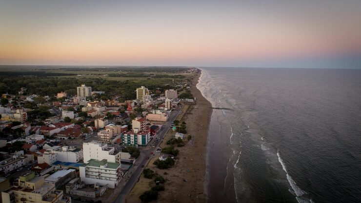 Top 5 Tourist Places in Espírito Santo, Brazil 6 vista de alto angulo da cidade pelo mar contra o ceu durante o por do sol 1048944 28451285
