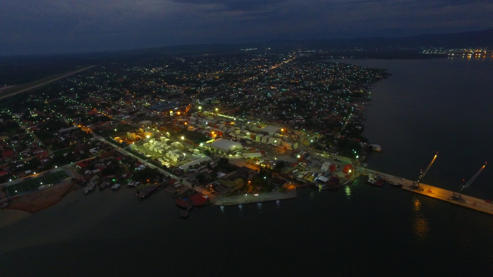 Ciudad de Puerto Barrios de noche scaled