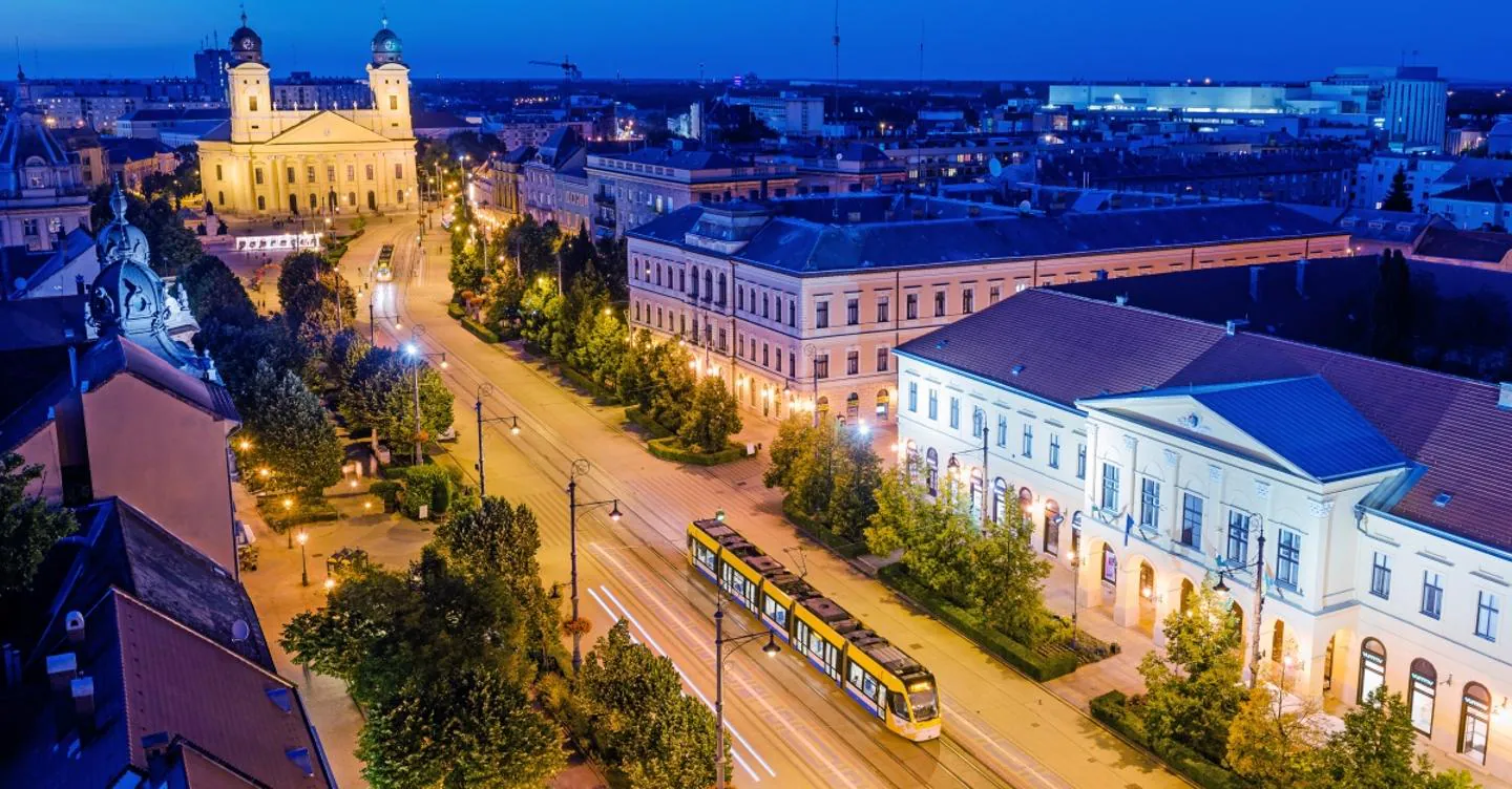 Debrecen main street by night kW6G U30630436066zVG 1440x752@IlSole24Ore Web