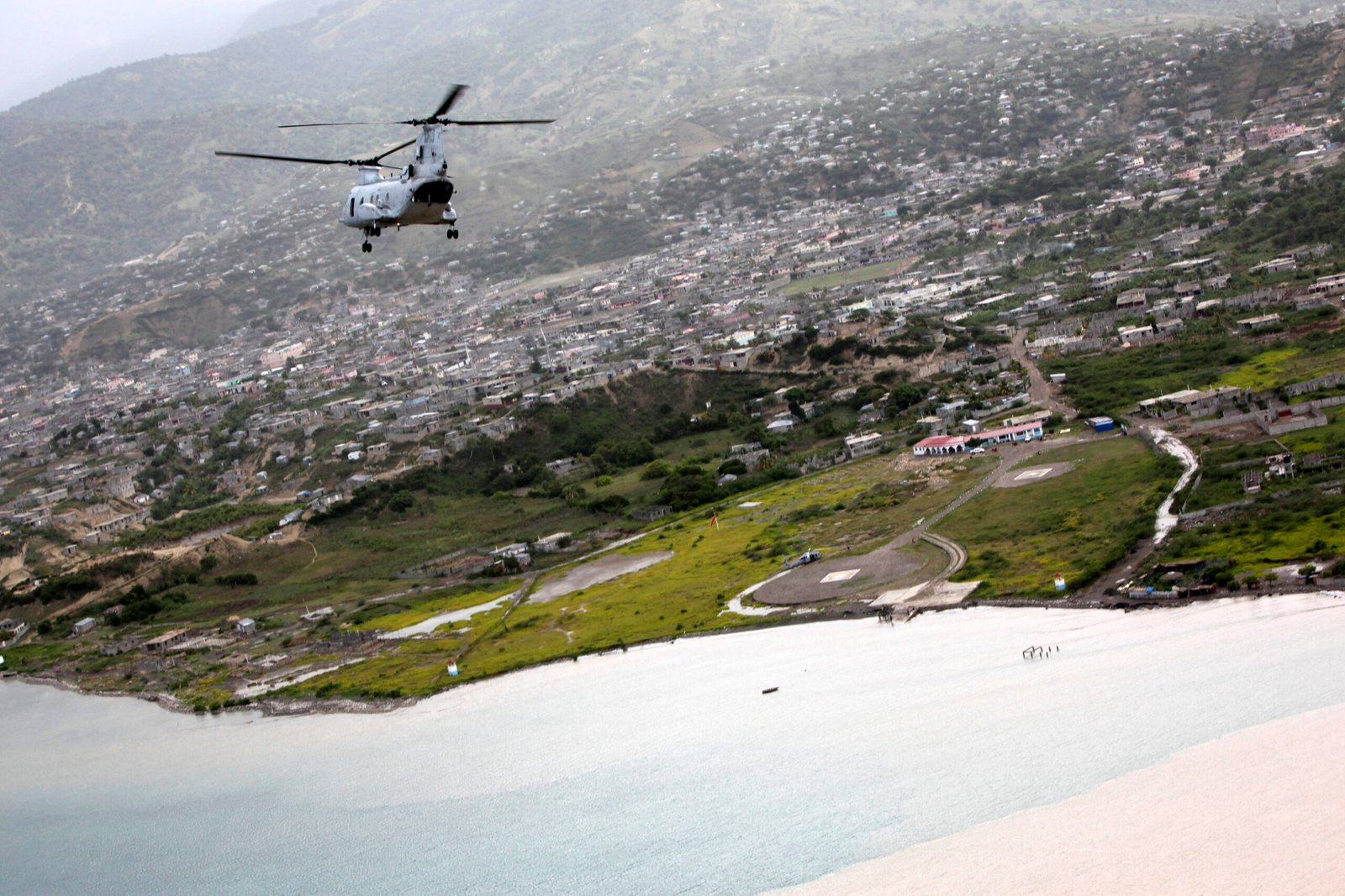 Marines fly over Haiti 5224925976 scaled
