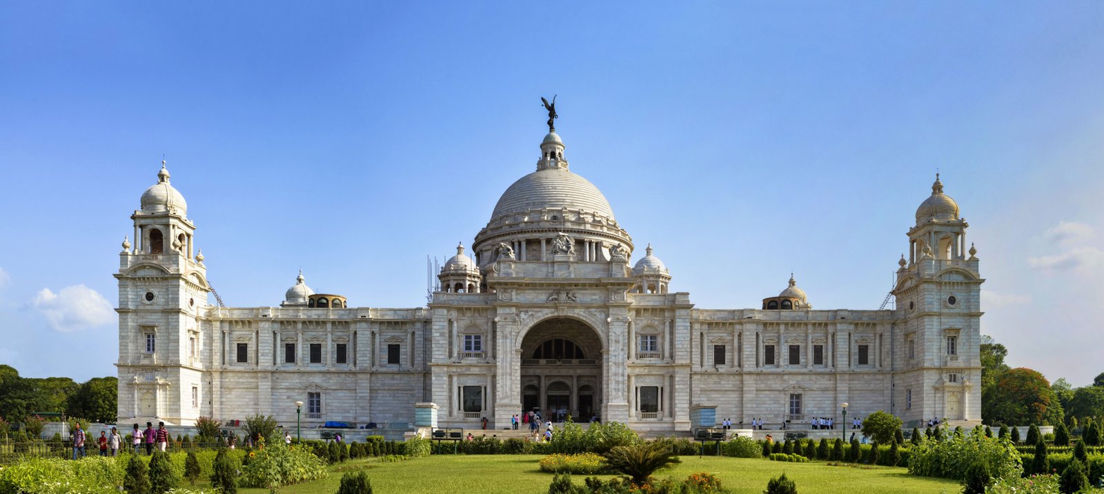 Victoria Memorial situated in Kolkata scaled