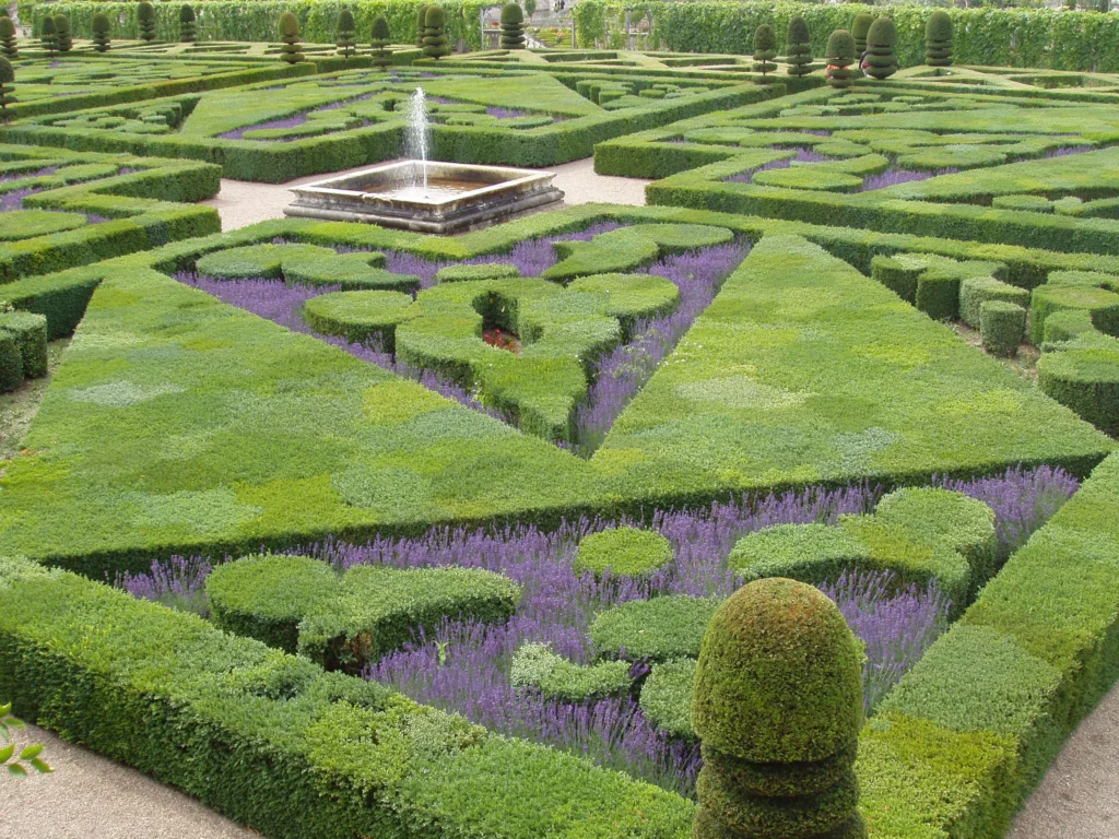 vdl6mrowbpol7eoyz07hdrids6wb Chateau Villandry garden Loire Valley 2004