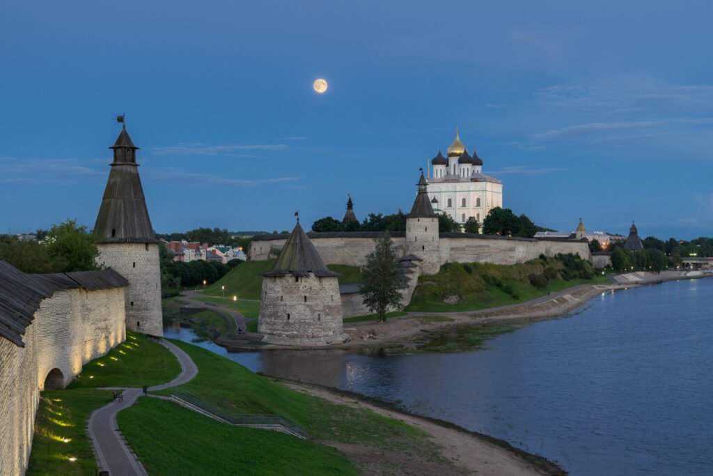 Псковский Кром и полнолуние