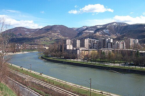 Vue de ZENICA depuis la riviere BOSNA